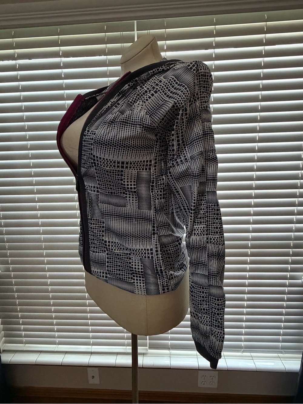 Lole XS Hooded Track Jacket Windbreaker Black White Geometric Grid Print Running